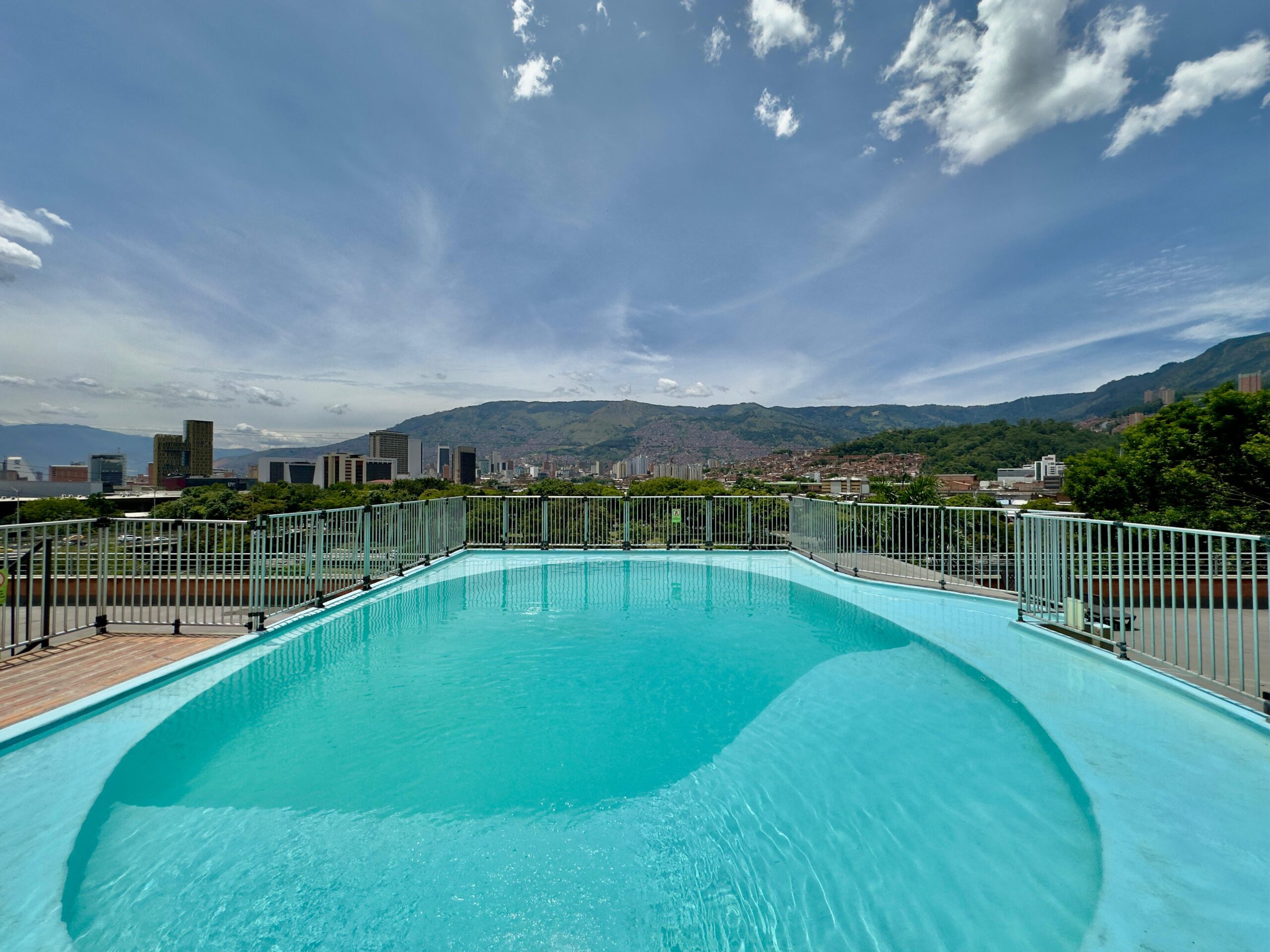 Apartaestudio en medellin con parqueadero gratuito, a/c y genial piscina en terraza